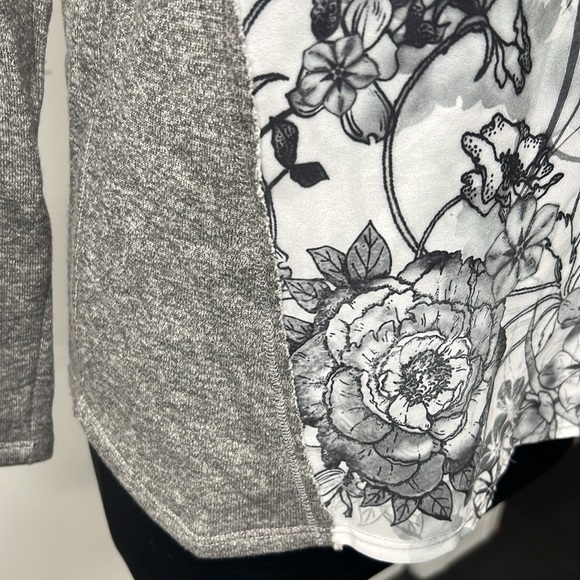 NWT Print front loose sweatshirt top. - Picture 5 of 6